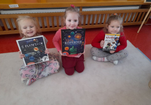 Kosmiczne ksiązki prezentują dziewczynki